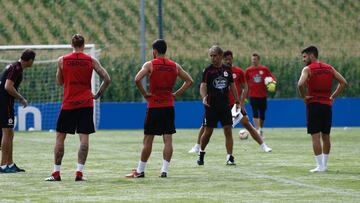 Natxo, dando instrucciones en el último entrenamiento del Depor antes de inicial la Liga.