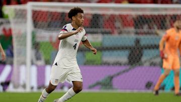 Tyler Adams, mediocampista de Estados Unidos, en duelo frente a Gales en Qatar 2022.
