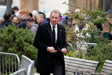 El periodista deportivo del London Times, Henry Winter, llega al funeral. 


