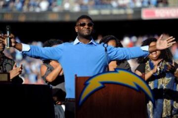 Este señor imitando al Cristo de Corcovado no es ningún telepredicador anabaptista. Es Ladainian Tomlinson, uno de los mejores running backs de la historia de los Chargers, al que introdujeron en su Hall of Fame.