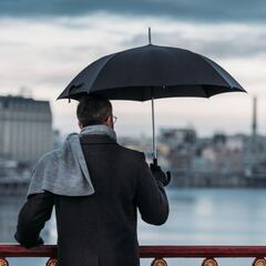 ¿Se puede llevar paraguas en el avión y cuál es la normativa según la aerolínea?