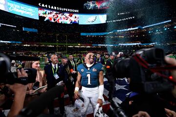 Jalen Hurts celebra la victoria.