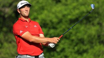 El golfista español Jon Rahm observa la bola tras golpear en el hoy 17 durante la final del World Golf Championships-Dell Technologies Match Play en el Austin Country Club.