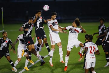 El derbi de Río de Janeiro mide a los dos equipos que más aficionados tienen no sólo en la capital carioca, sino sumando también el resto del país: Flamengo y Vasco da Gama. No hay que olvidar al Fluminense, pero el Flu, cuya base social suele ser más adinerada que los otros dos, no reúne a tanta cantidad de aficionados, por eso se le suele denominar el 'Derbi das Multitudes'. El origen de su rivalidad se remonta a la década de los años 30: el Flamengo, tras la introducción del profesionalismo, le robó a varios jugadores: les doblaba la cantidad de dinero que iban a cobrar en el Vasco...