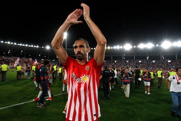 En 2017, Borja Fernández regresa a España tras su aventura en la India. El mediocampista defiende los colores del cuadro almeriense durante media temporada.