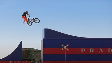 Histórico: así fue el primer viaje en bicicleta sobre un tren en movimiento