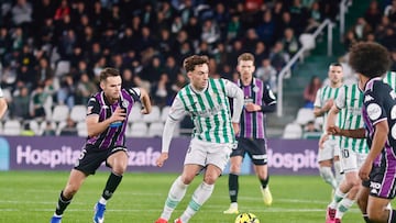 Goti, rodeado de jugadores del Valladolid