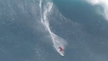El surfista y bombero Shaun Walsh surfeando una ola gigante en Jaws (Pe'ahi, Maui, Hawái, Estados Unidos) durante 'el big saturday' (16 de enero del 2021) en el que se registraron algunas de las olas más grandes de los ú