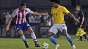 Willian conduce el bal&oacute;n con la selecci&oacute;n brasile&ntilde;a. 