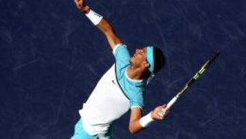 Rafael Nadal saca durante su partido ante  Alexander Zverev en el Masters 1000 de Indian Wells,