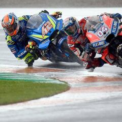 Lección de Dovizioso en agua y grandes podios de Rins y Pol