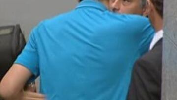 <b>A LA LLEGADA. </b>TVE captó la imagen de Mou abrazando a Casillas.