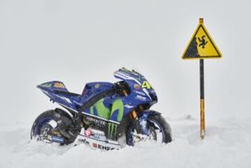 Sesi¨®n de fotos de la Yamaha YZR-M1s de Jorge Lorenzo y Valentino Rossi en Punta Helbronner con el Mont Blanc (4,810 m) de fondo.