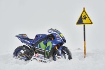 Sesión de fotos de la Yamaha YZR-M1s de Jorge Lorenzo y Valentino Rossi en Punta Helbronner con el Mont Blanc (4,810 m) de fondo.