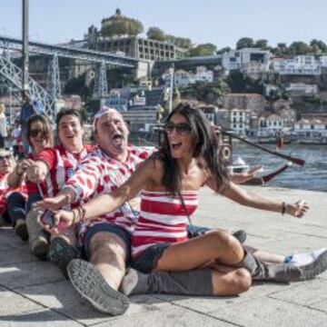 Oporto se vio salpicada por la marea rojiblanca. Bajo un calor más propio del mes de agosto, la hinchada fue tomando zonas emblemáticas de la ciudad, como el puente Don Luis I.