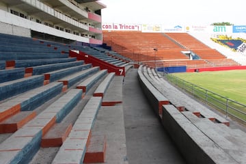 El Estadio tiene una capacidad máxima para 28,000 aficionados y contó con un promedio de entre 8,000 y 10,000 a lo largo de la última temporada en la Liga Premier.