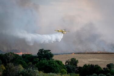 Un hidroavión trata de apagar el incendio, en Navalcarnero.