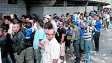 <b>IMPRESIONANTE. </b>La cola para comprar entradas para el choque del domingo era ayer interminable.