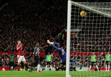 Alexander Isak bate a André Onana para hacer 0-1 ante el Manchester United en Old Trafford.