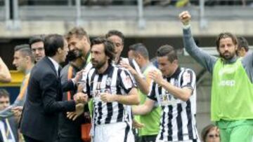 Allegri felicita a Pirlo tras su último gol al Torino.