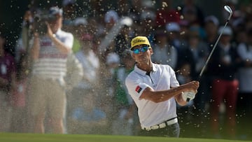 Rafa Cabrera Bello golpea una bola durante el UBS Hong Kong Open.