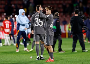 El debutante, Daniel Yáñez saluda al final del partido entre  el Girona y Real Madrid.