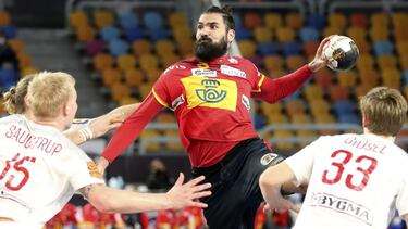 Cairo (Egypt), 29/01/2021.- Spain'Äôs Jorge Maqueda (C) in action during the semi final match between Spain and Denmark at the 27th Men's Handball World Championship in Cairo, Egypt, 29 January 2021. (Balonmano, Dinamarca, Egipto, España) EFE/EPA/KHALED E
