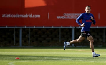 El lateral colombiano haciendo ejercicios durante el entrenamiento