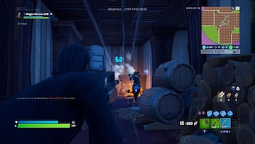 Disparamos a un enemigo con un fusil de asalto de r&aacute;fagas en Refriega Terror&iacute;fica