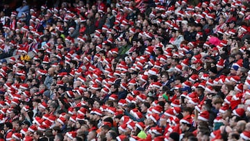 La grada del Metropolitano con la afición con los gorros de Papá Noel.