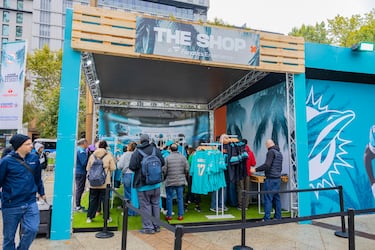 La Plaza de España de Madrid acoge la Fan Zone de los Miami Dolphins. 