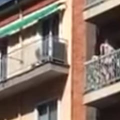 Graban a una pareja teniendo sexo en la terraza de su casa