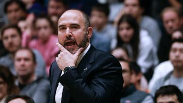 BARCELONA, 23/12/2023.- El entrenador del Real Madrid Chus Mateo durante el partido de la jornada 15 de la Liga Endesa disputado, esta tarde en el Pabellón Olímpico de Badalona entre el Joventut y el Real Madrid.
