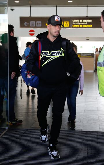 El jugador argentino y el uruguayo llegaron con sus respectivas familias al Aeropuerto de Barcelona tras disfrutar de las vacaciones de Navidad.