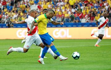 Dani Alves (Brasil) remate con la derecha desde el centro del área por el centro de la portería. Asistencia de Roberto Firmino después de un pase en profundidad.