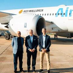 La expedición mallorquinista viaja en un avión rebautizado ‘RCD Mallorca’
