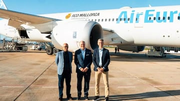 Avión que conduce a la expedición del RCD Mallorca a la supercopa de Arabia.