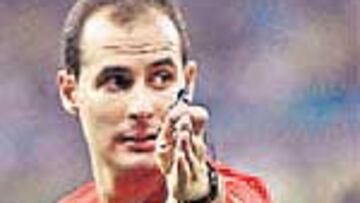 El arbitro catalán Álvarez Izquierdo.