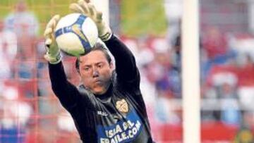 <b>UN PARÓN. </b>Diego Alves hace una estirada para atrapar el balón en el Sánchez Pizjuán.
