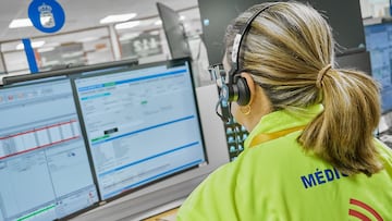 Mujer de atención telefónica del Servicio de Urgencias Canario (SUC) trabajando en su ordenador.