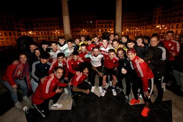 Los jugadores de Osasuna posan para los medios después de saludar a los aficionados que se han dado cita esta madrugada en la Plaza del Castillo para recibir a los finalistas de la Copa del Rey tras vencer al Athletic de Bilbao.