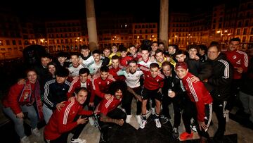 Los jugadores de Osasuna posan para los medios después de saludar a los aficionados que se han dado cita esta madrugada en la Plaza del Castillo para recibir a los finalistas de la Copa del Rey tras vencer al Athletic de Bilbao.