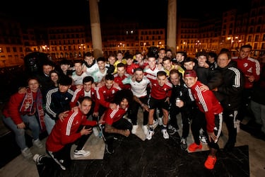 Los jugadores de Osasuna posan para los medios después de saludar a los aficionados que se han dado cita esta madrugada en la Plaza del Castillo para recibir a los finalistas de la Copa del Rey tras vencer al Athletic de Bilbao.