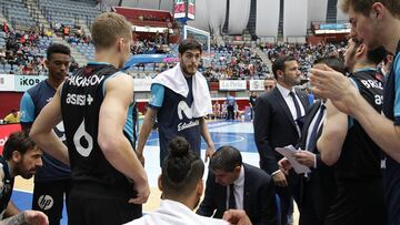 Josep Mar&iacute;a Berrocal, entrenador del Movistar Estudiantes, da instrucciones a sus jugadores durante el partido ante el Delteco Gipuzkoa.