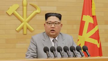 El líder norcoreano Kim Jong-Un habla durante su discurso de Año Nuevo en el que ha dejado entrever que Corea del Norte podría participar en los Juegos Olímpicos de Invierno de Pyeonchang.