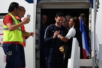 Hugo Lloris con la Ministra de Deportes de Francia, Laura Flessel.