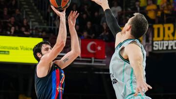 BARCELONA, 14/04/2023.- El escolta del Barcelona Álex Abrines (i) se dispone a lanzar ante Víctor Claver, del Valencia, durante el partido de la Euroliga de baloncesto que FC Barcelona y Valencia Basket disputan este viernes en el Palau Blaugrana. EFE/Alejandro García