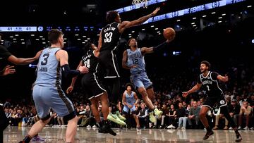 Ja Morant, base de Memphis Grizzlies, lanza ante Brooklyn Nets.