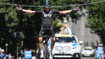 El ciclista del Sky Luke Rowe celebra su victoria en la segunda etapa del Herald Sun Tour.