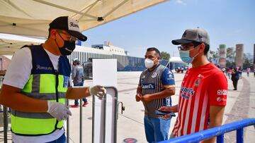 Aficionados de San Luis antes de ingresar al Estadio Alfonso Lastras